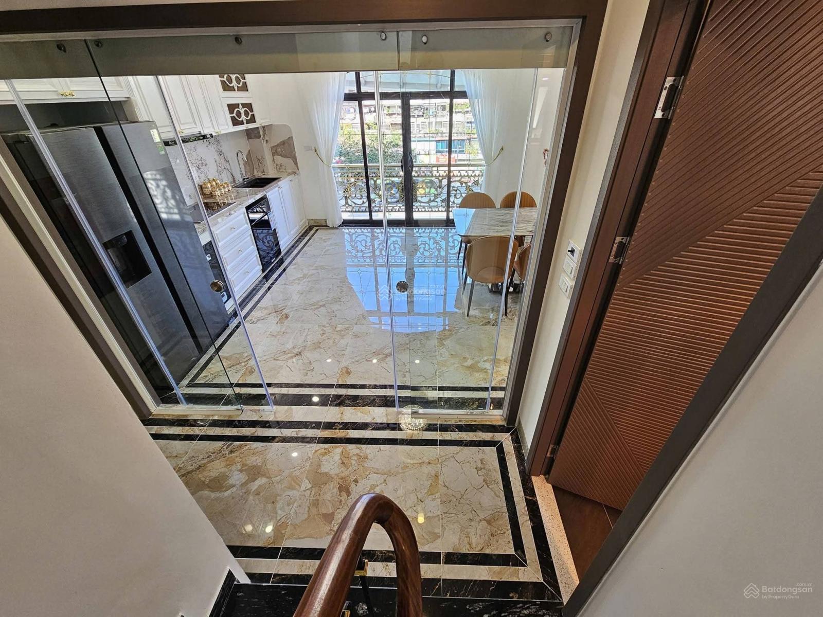 Tôi cần bán nhà mặt phố Đại La, 7tầng thang máy full nội thất.