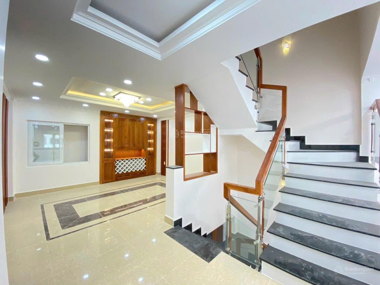 Bán 2 Căn Nhà Mới 5 Lầu Kinh Doanh Buôn Bán Được . Sát Quốc lộ 13 . Khu Đô Thị Vạn Phúc.