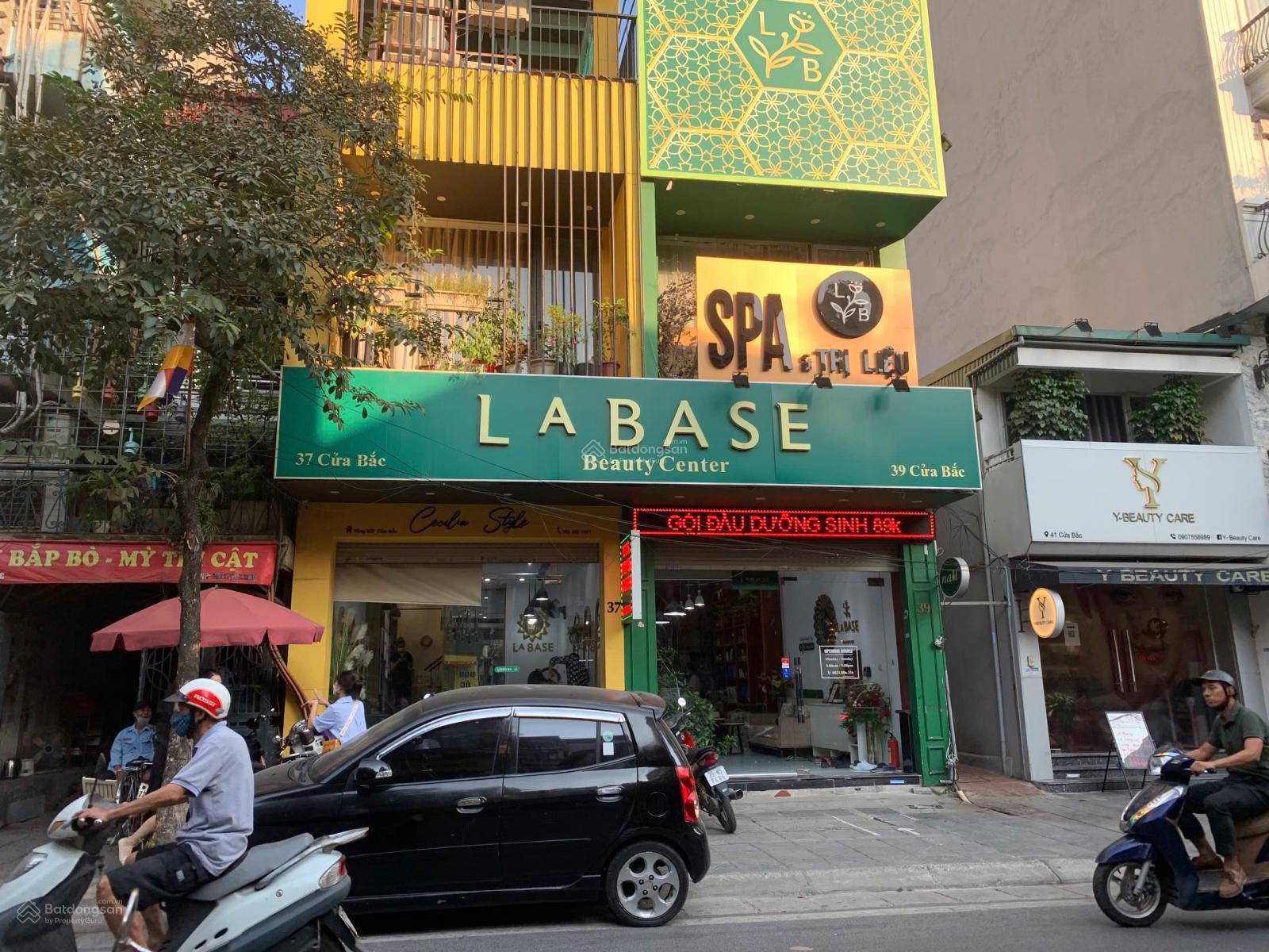 Cho thuê nhà mặt phố Hàng Bài, mặt tiền 5m thoáng, nhà vuông vắn thiết kế 2 tầng , để xe thoải mái