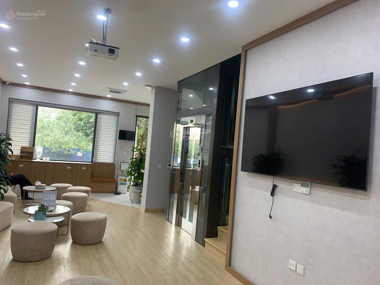 Cho thuê mbkd mặt phố TRẦN ĐẠI NGHĨA DT 150m2 x 4 tầng, 2 mặt tiền 8m & 7m, giá thuê 180tr