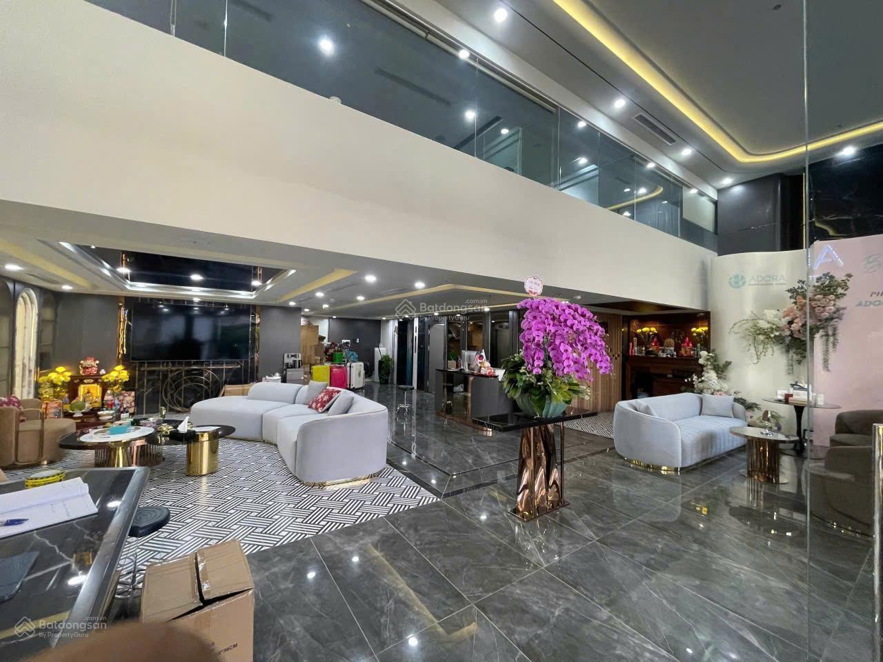 Cho thuê mbkd mặt phố TRẦN ĐẠI NGHĨA DT 150m2 x 4 tầng, 2 mặt tiền 8m & 7m, giá thuê 180tr