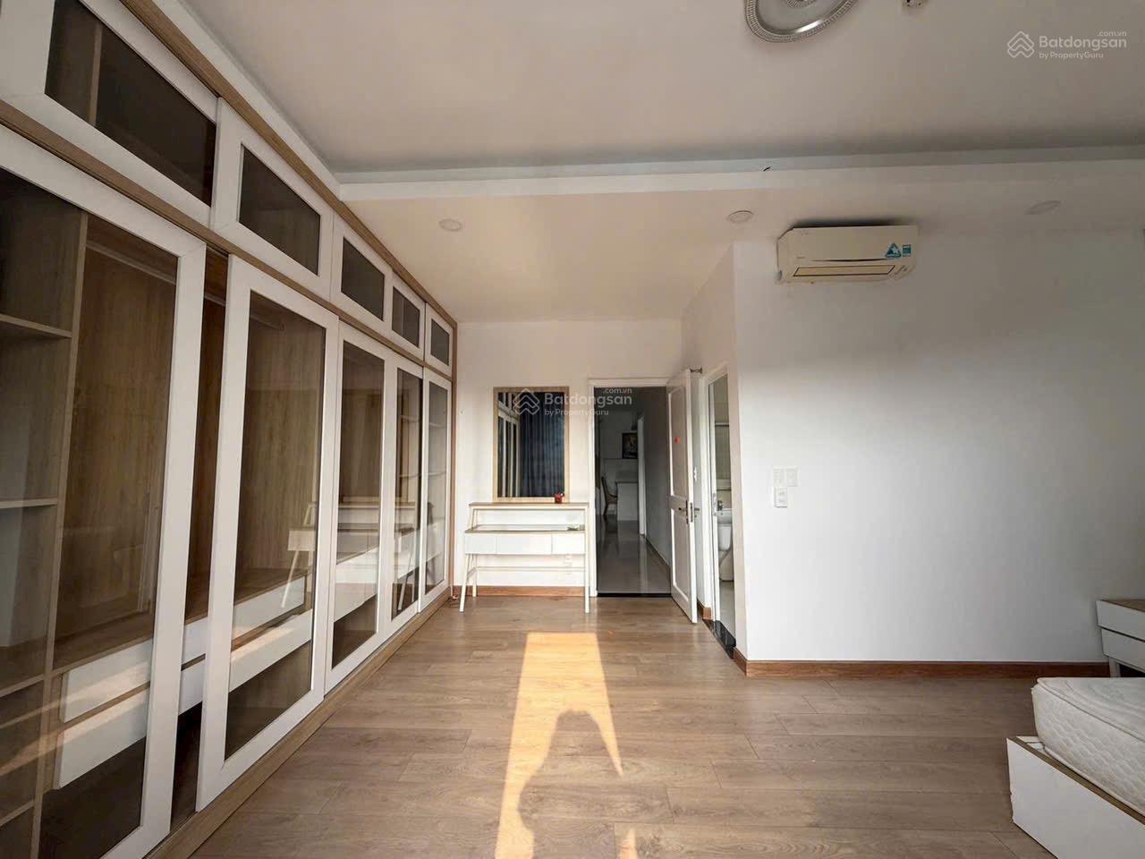 Bán căn Penhouse Melody 190m2,3pn,2wc giá 8tỷ.call 0989 116 *** mr Hà.