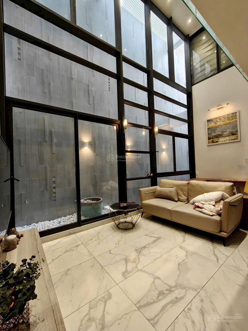 Bán nhà đẹp có sân vườn, thiết kế hiện đại 4 tầng ngay TTTP - gần biển- có thang máy giá chỉ 33tỉ