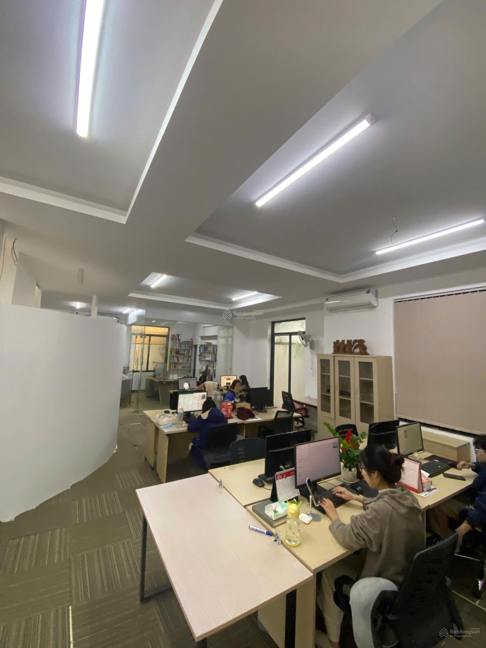 Cho thuê nhà TP Giao Lưu DT 240m, X, 4 tầng, Mat Tiền 12m, T1 thông sàn, trên chia 2 phòng điều hòa Cho thuê nhà TP Giao Lưu DT 240m, X, 4 tầng, Mat Tiền 12m, T1 thông sàn, trên chia 2 phòng điều hòa