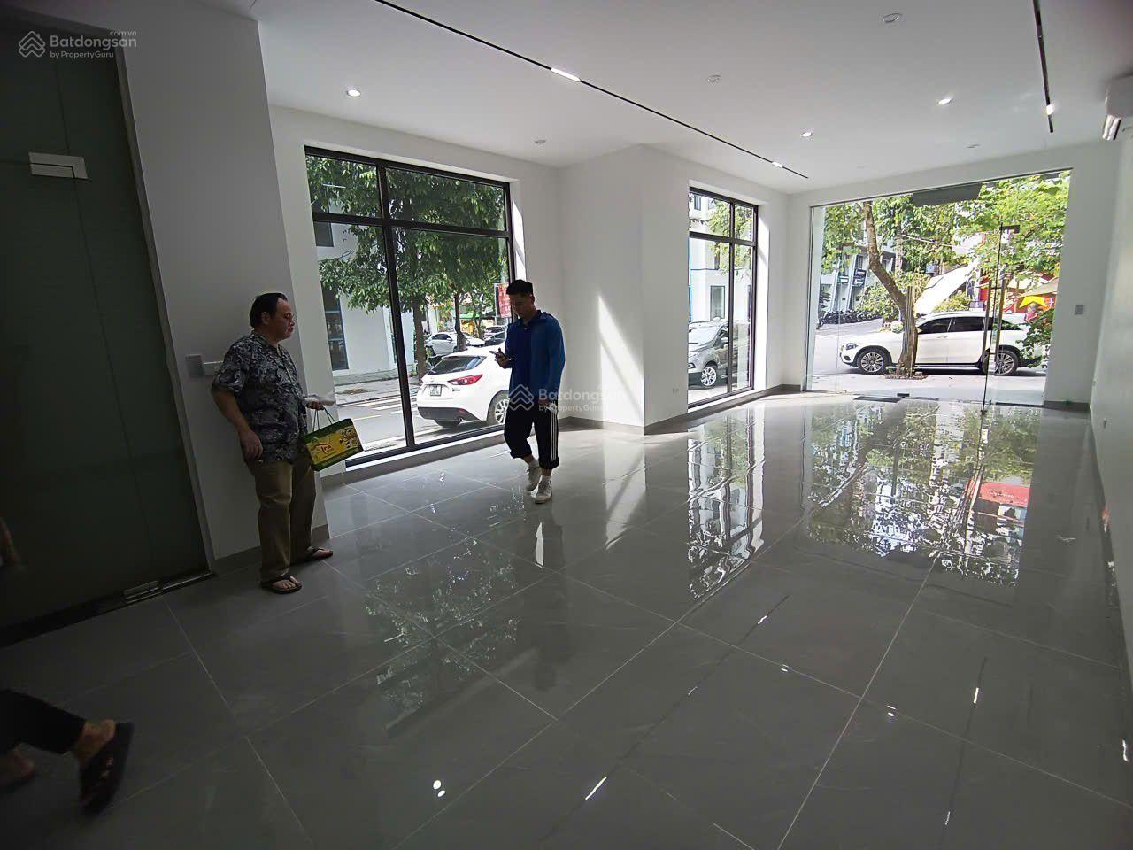 Cho thuê nhà Lương Thế Vinh	DT 90 m, 4,5 Tầng, căn góc MT 20m, thông sàn, thang máy điều hòa ,nl