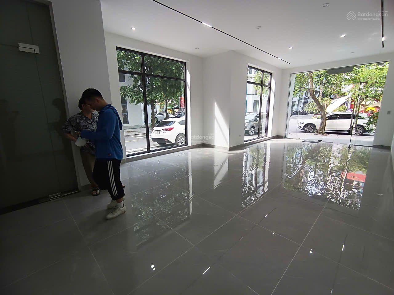 Cho thuê nhà Lương Thế Vinh	DT 90 m, 4,5 Tầng, căn góc MT 20m, thông sàn, thang máy điều hòa ,nl