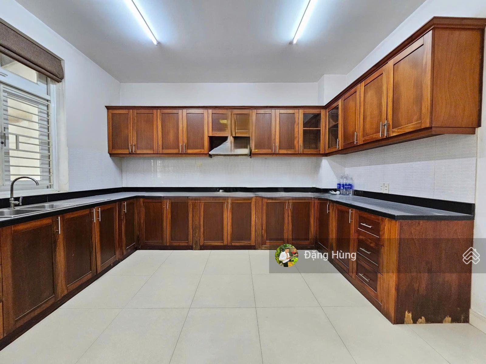 Cho thuê nguyên căn Quốc Hương gần Thảo Điền Pearl - 3 tầng (10x25m). Giá thuê 50tr/th