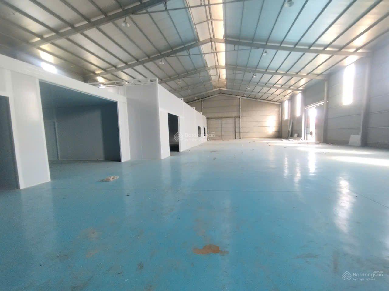 Cho thuê kho Láng Hòa Lạc.	Nhà khung sắt mái tôn, DT 1100 m, có điện 3fa, nước sạch, Xe Công đỗ cửa