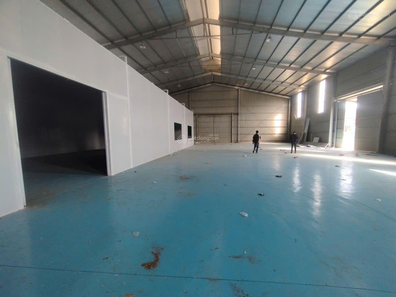 Cho thuê kho Láng Hòa Lạc.	Nhà khung sắt mái tôn, DT 1100 m, có điện 3fa, nước sạch, Xe Công đỗ cửa