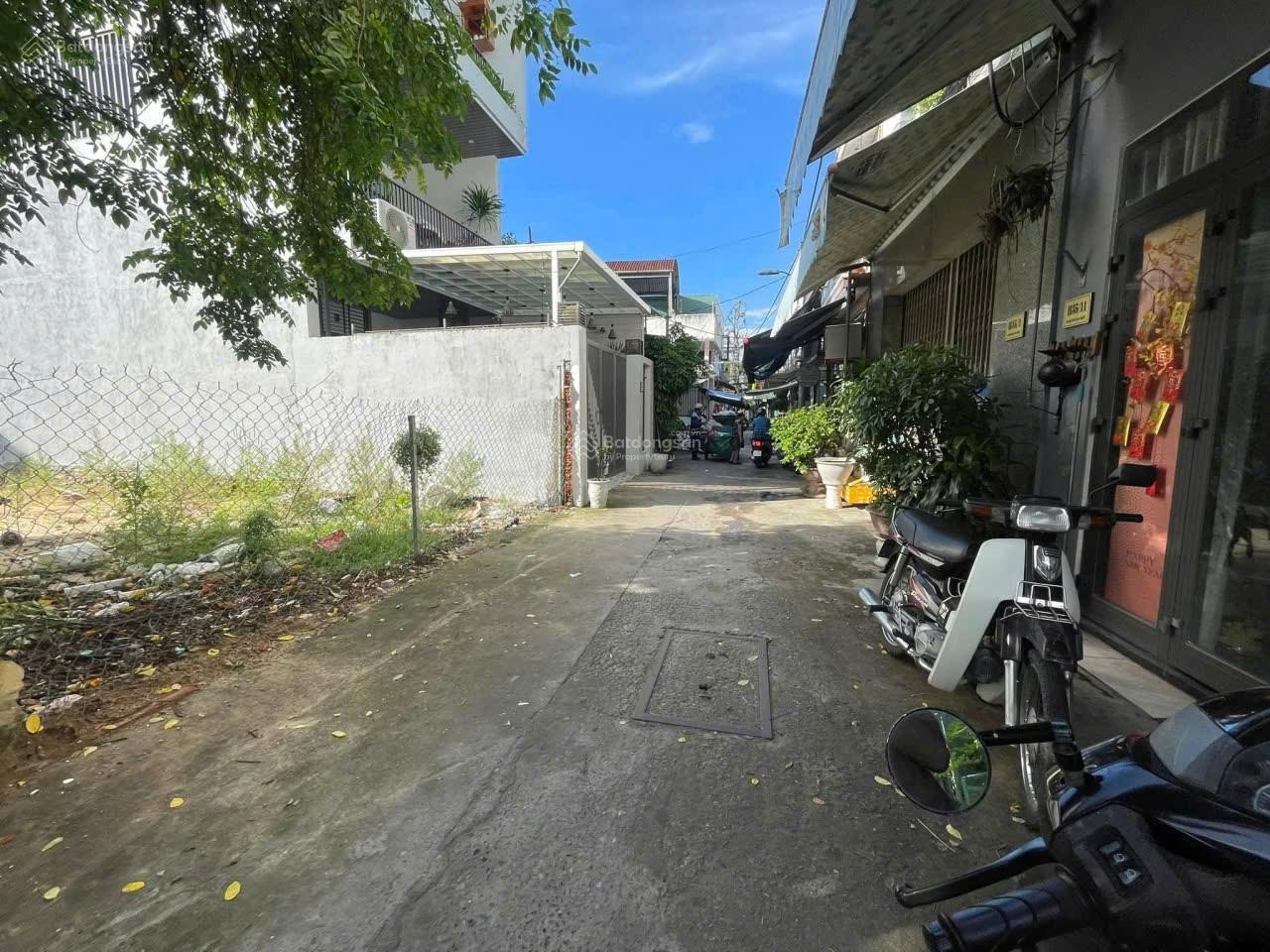 Kiệt thẳng rộng 3m đến 4m. Nguyễn Văn Linh. Cách Đường chính hơn 100m. S= 160m2 Ngang gần 6m.7.9tỷ