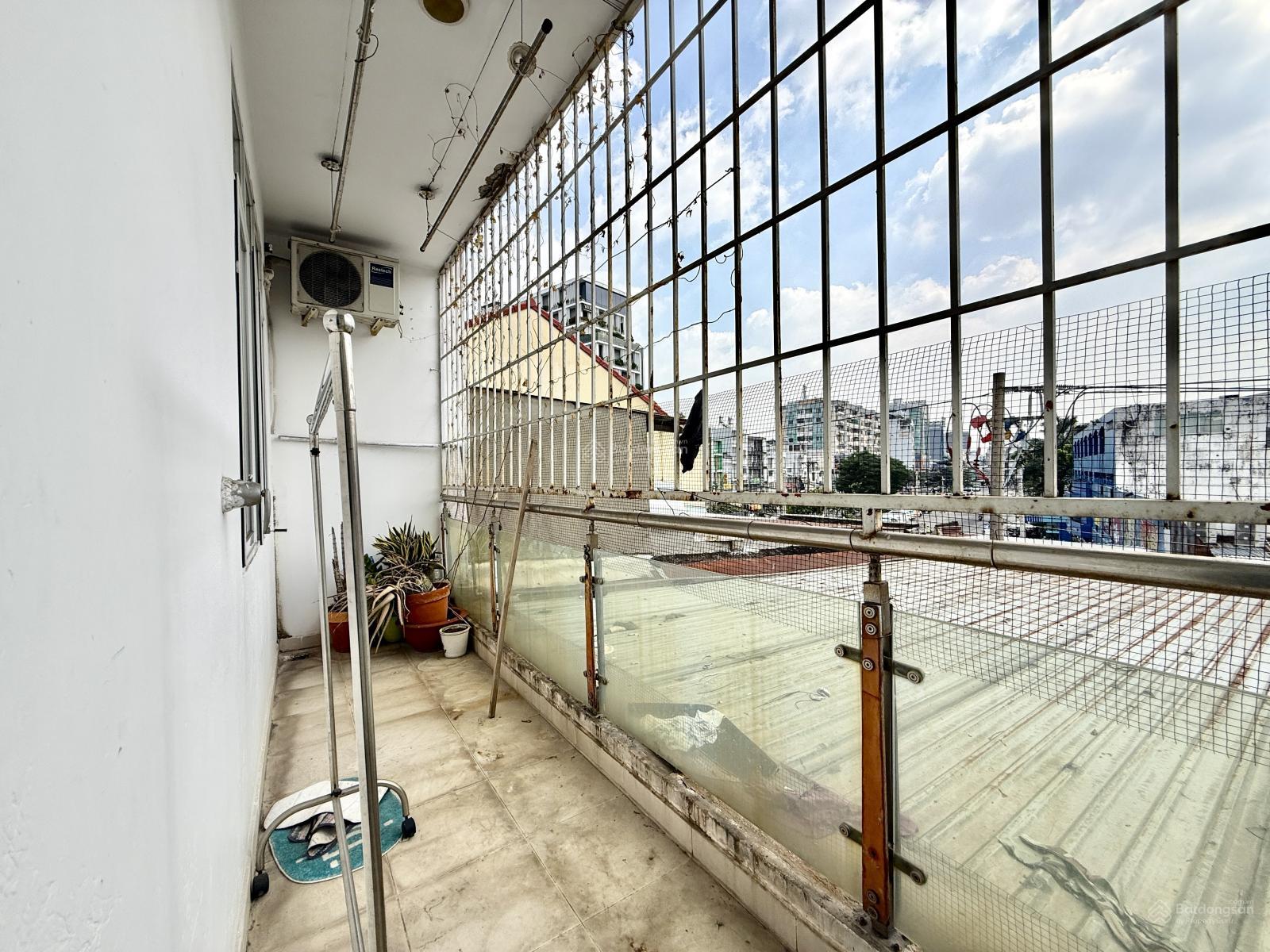 Cho Thuê Căn Hộ 1 Phòng Ngủ Tách Bếp Bancol, Rộng 35m2, Đối Diện Công Viên Lê Thị Riêng Q10