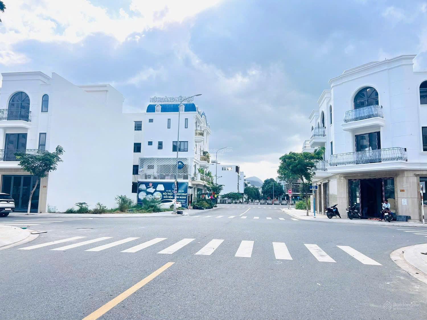 CHÍNH THỨC MỞ BÁN, NHÀ PHỐ KĐT VCN PHƯỚC LONG II TRỤC ĐƯỜNG B4 RỘNG 16MET CHỈ 10.2 TỶ/ 0931 800 ***