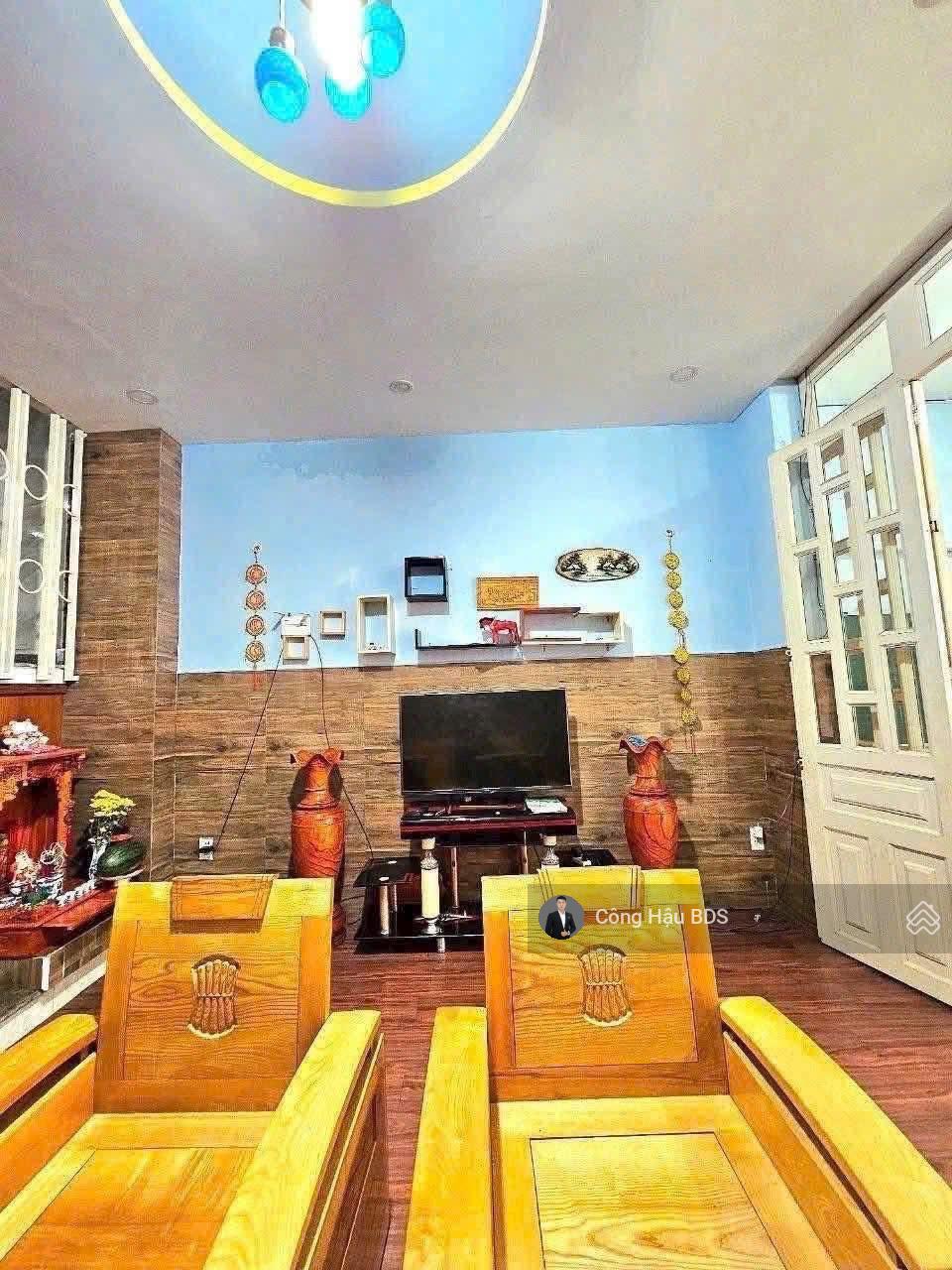 Nhà 2 Tầng Gần Chợ. Cách TTTM Vincom Chỉ 3P. DT: 108M2 (4x 27M). ODT: 73M2. Gồm 3PN- 2WC. Giá: 3.7