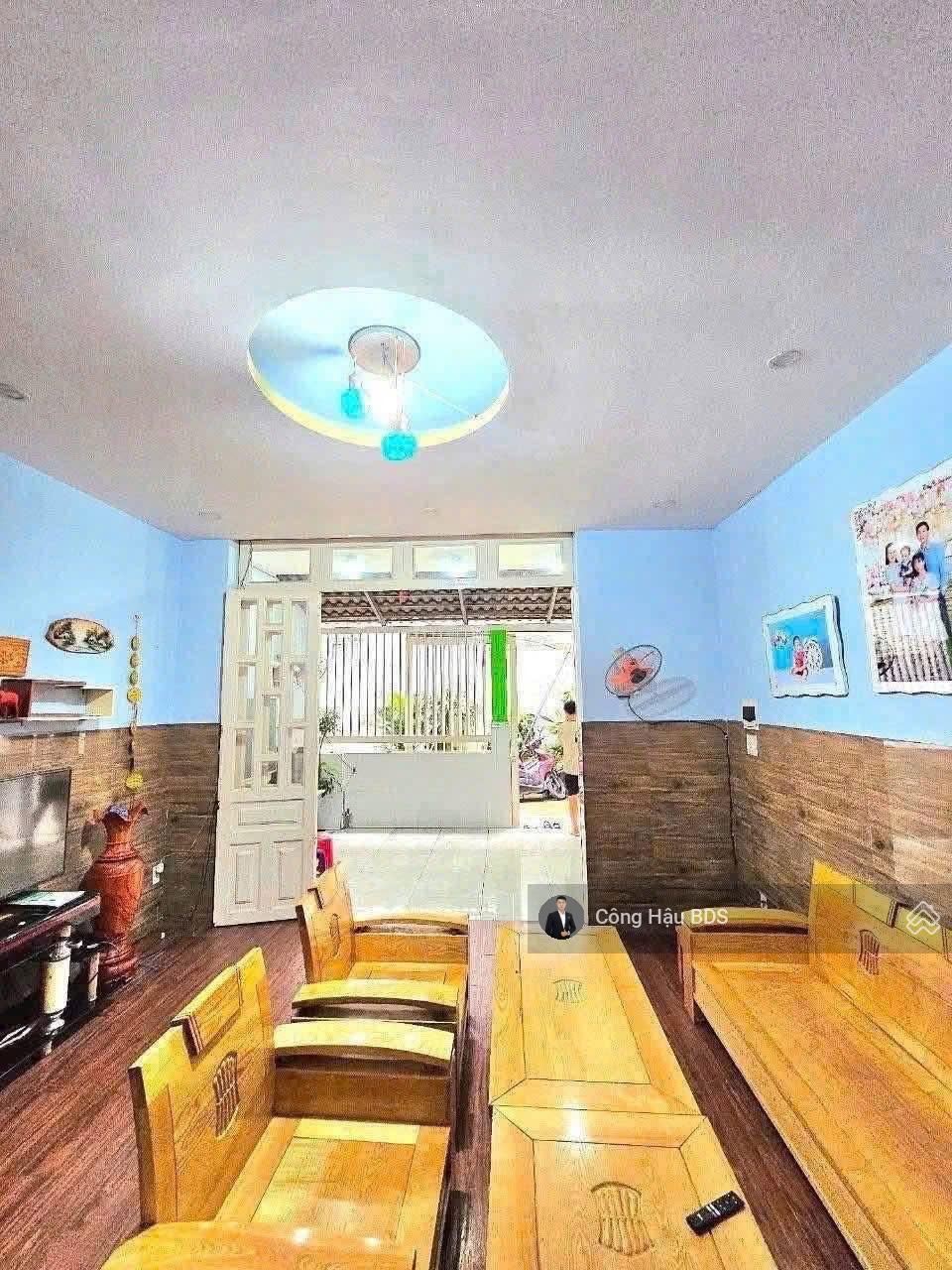 Nhà 2 Tầng Gần Chợ. Cách TTTM Vincom Chỉ 3P. DT: 108M2 (4x 27M). ODT: 73M2. Gồm 3PN- 2WC. Giá: 3.7