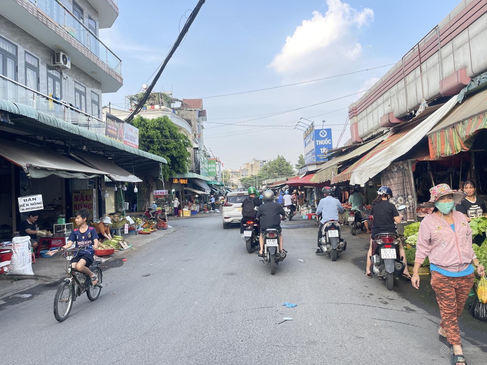 BÁN MẶT TIỀN KINH DOANH VIP SÁT CHỢ TRUNG TÂM HÀNH CHÍNH TP DĨ AN 210M