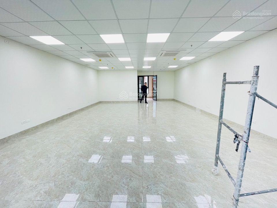 Cho thuê văn phòng tại phố 110 Hoàng Văn Thái, Thanh Xuân, view thoáng, chia sẵn 02 phòng vách kính
