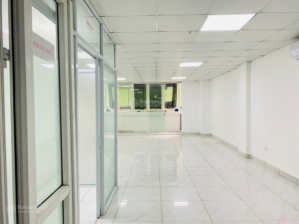 Cho thuê văn phòng tại phố 110 Hoàng Văn Thái, Thanh Xuân, view thoáng, chia sẵn 02 phòng vách kính