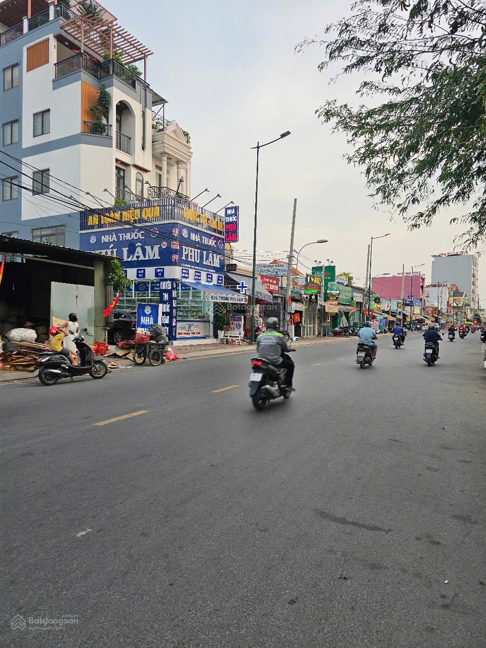 Bán Nhà Cấp 4 Mặt Tiền Quốc Lộ 13 Kinh Doanh Mọi Nhành Nghề . DT 98 M (4,6 x21 ) Giá 12 Tỉ