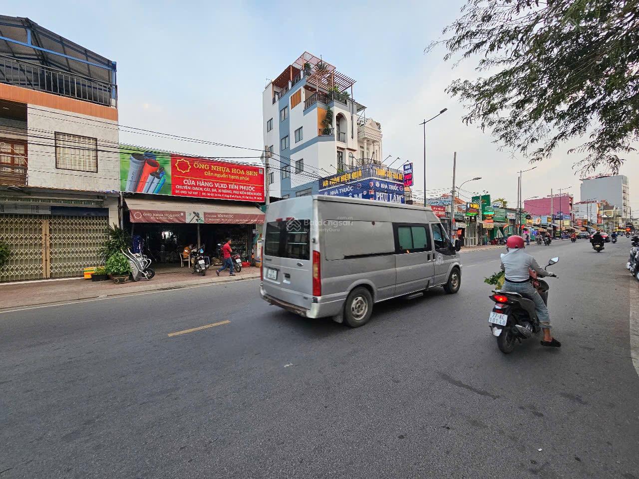 Bán Nhà Cấp 4 Mặt Tiền Quốc Lộ 13 Kinh Doanh Mọi Nhành Nghề . DT 98 M (4,6 x21 ) Giá 12 Tỉ