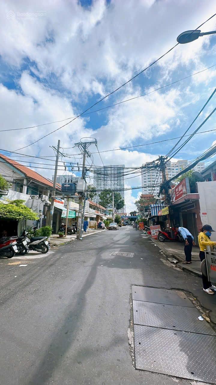 Bán nhà đẹp vào ở ngay trên đường Bến Vân Đồn Bán nhà đẹp vào ở ngay trên đường Bến Vân Đồn