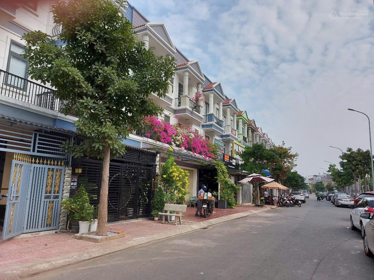 Cho thuê Nhà mặt Tiền D2 , cạnh chung cư 80m2 4PN 4WC giá 13 triệu