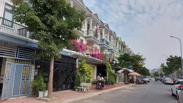 Cho thuê Nhà mặt Tiền D2 , cạnh chung cư 80m2 4PN 4WC giá 13 triệu
