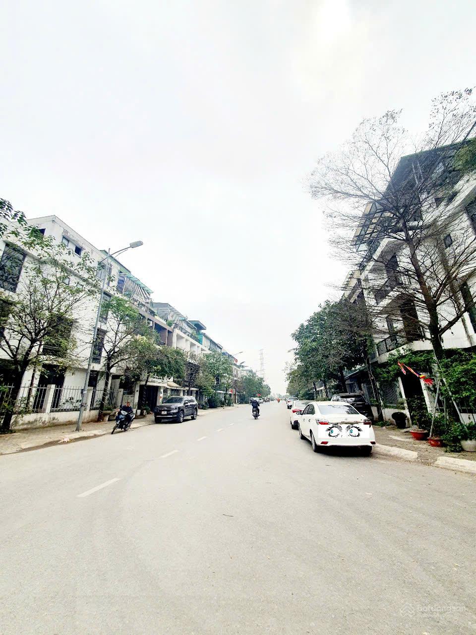 Bán gấp nhà LK KĐT Ao Sào - Hàng xóm Louis Hoàng Mai, đường chính rộng, kinh doanh, 73m2 chào 24 tỷ