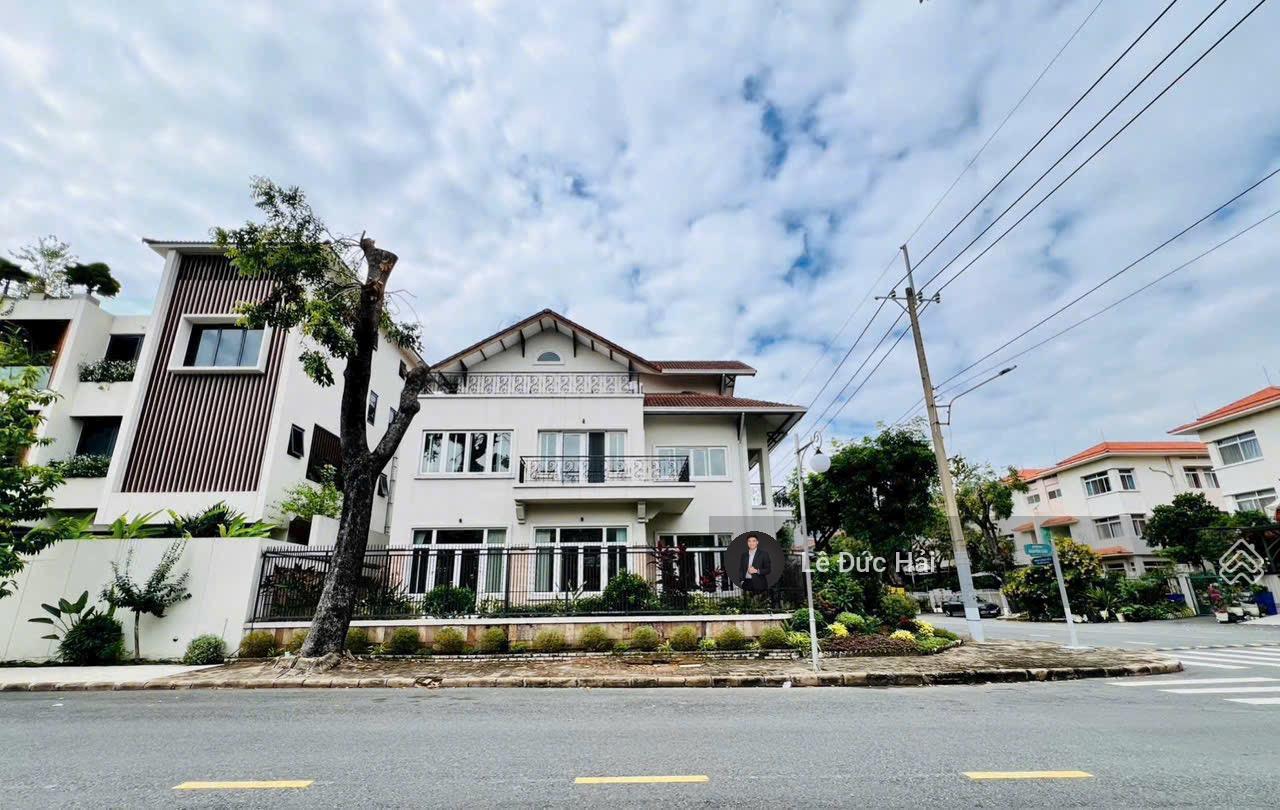 Cho thuê biệt thự đơn lập căn góc 2 mặt tiền ngã tư diện tích 17x18 , vị trí siêu đẹp vào ở ngay