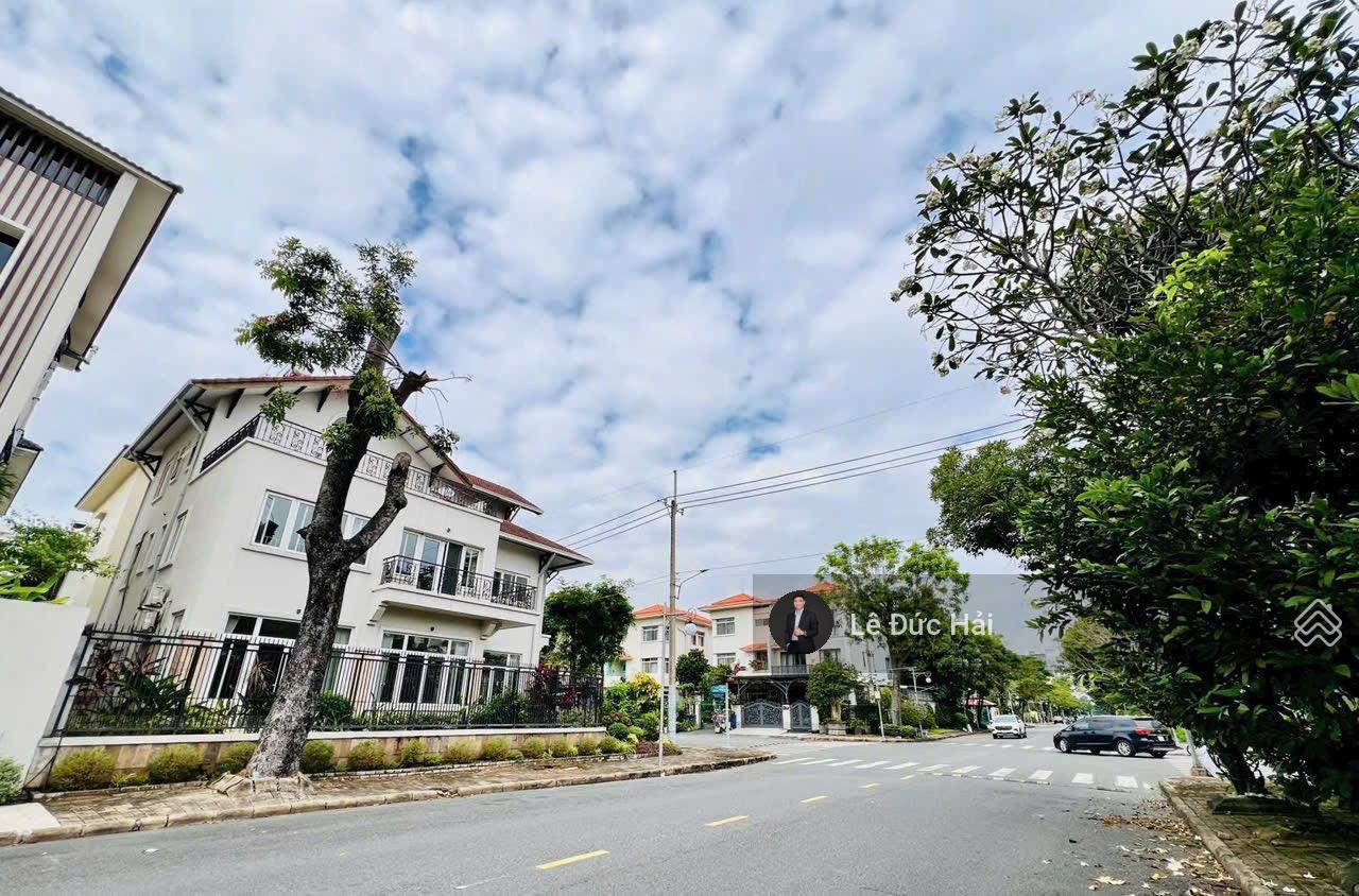 Cho thuê biệt thự đơn lập căn góc 2 mặt tiền ngã tư diện tích 17x18 , vị trí siêu đẹp vào ở ngay