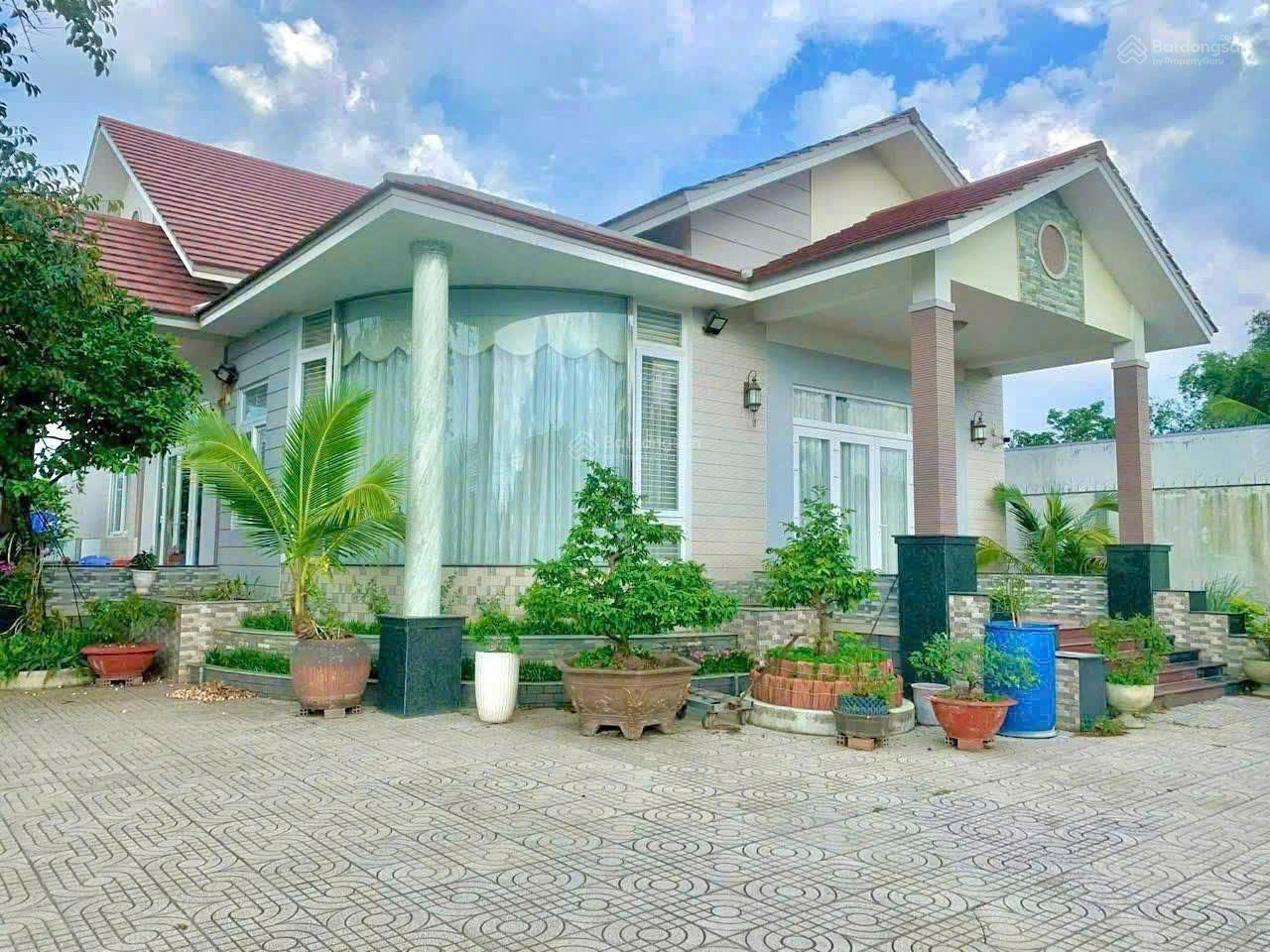 Nhà vườn hoàn thiện đẹp, 943m2 (3 phòng ngủ, sẵn nhà, vườn cây, ao cá, cách QL1A chỉ 1.5km