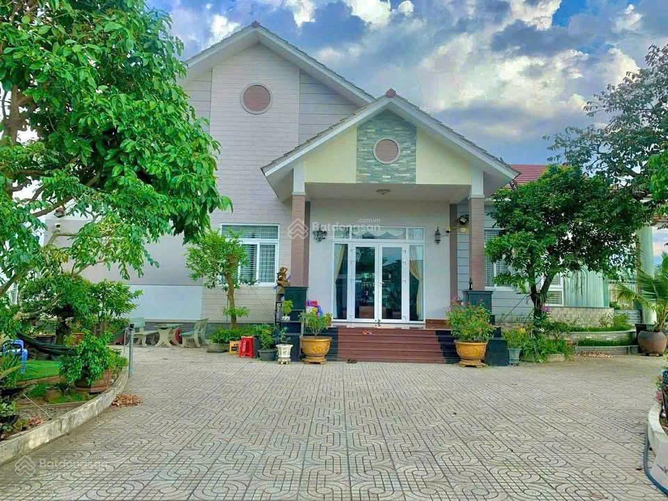 Nhà vườn hoàn thiện đẹp, 943m2 (3 phòng ngủ, sẵn nhà, vườn cây, ao cá, cách QL1A chỉ 1.5km