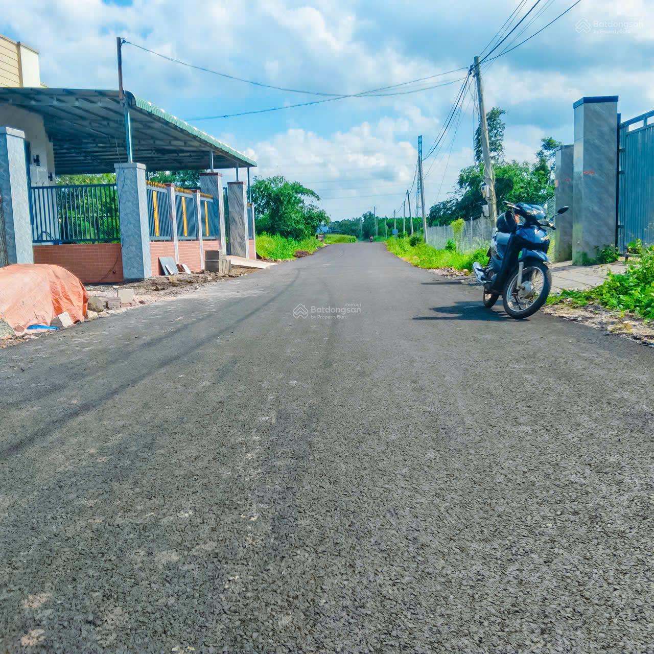 Đất đẹp, hiếm có, 3672 m2, sẵn thổ cư, mặt tiền nhựa đến 62m, giáp suối, sẵn nhà , liền kề sân Golf