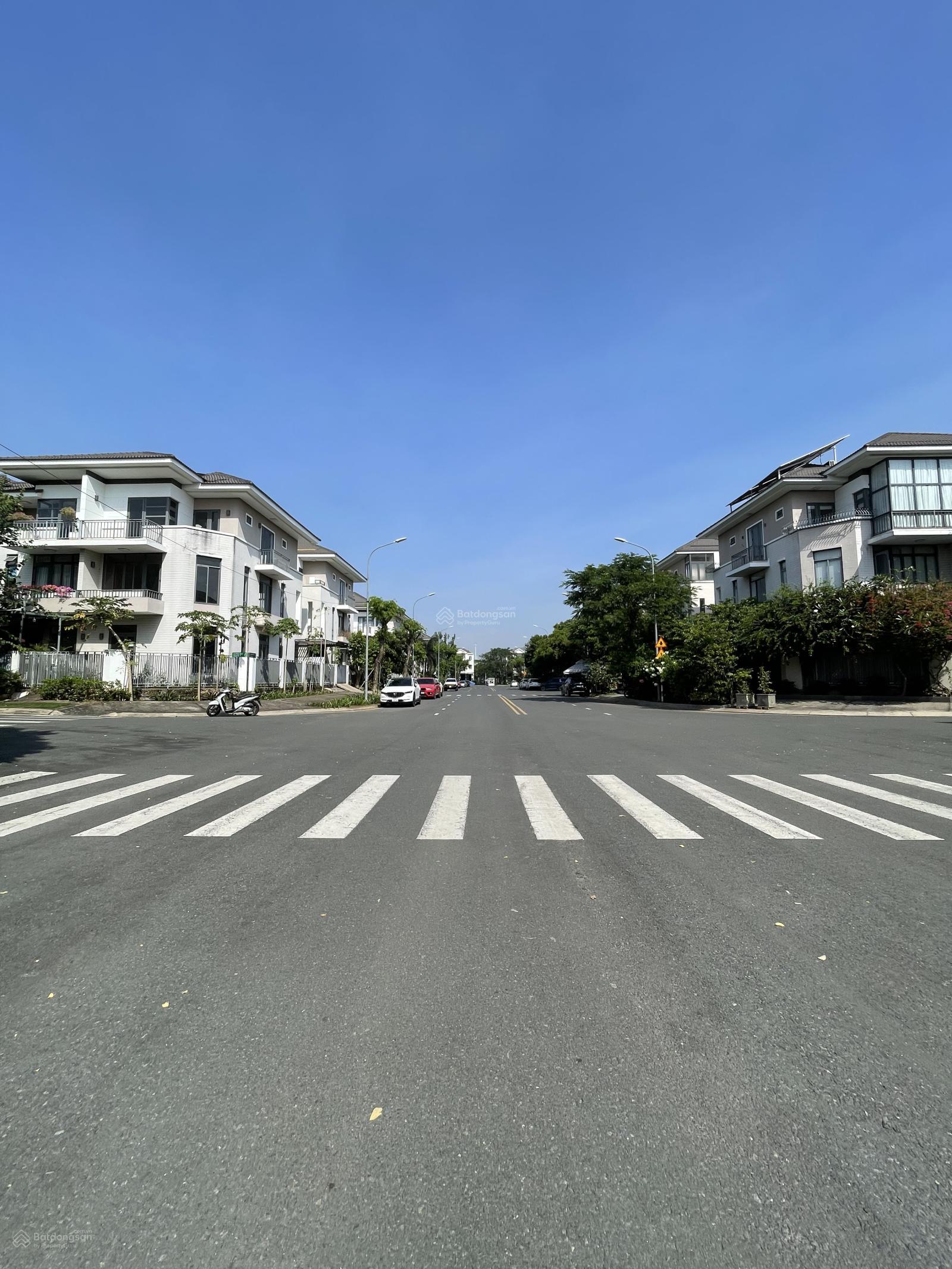 Biệt Thự Lavila căn góc nhà thô DT 132.8m2 3tầng, sổ hồng cầm tay , hướng đông nam Giá 19.5tỷ