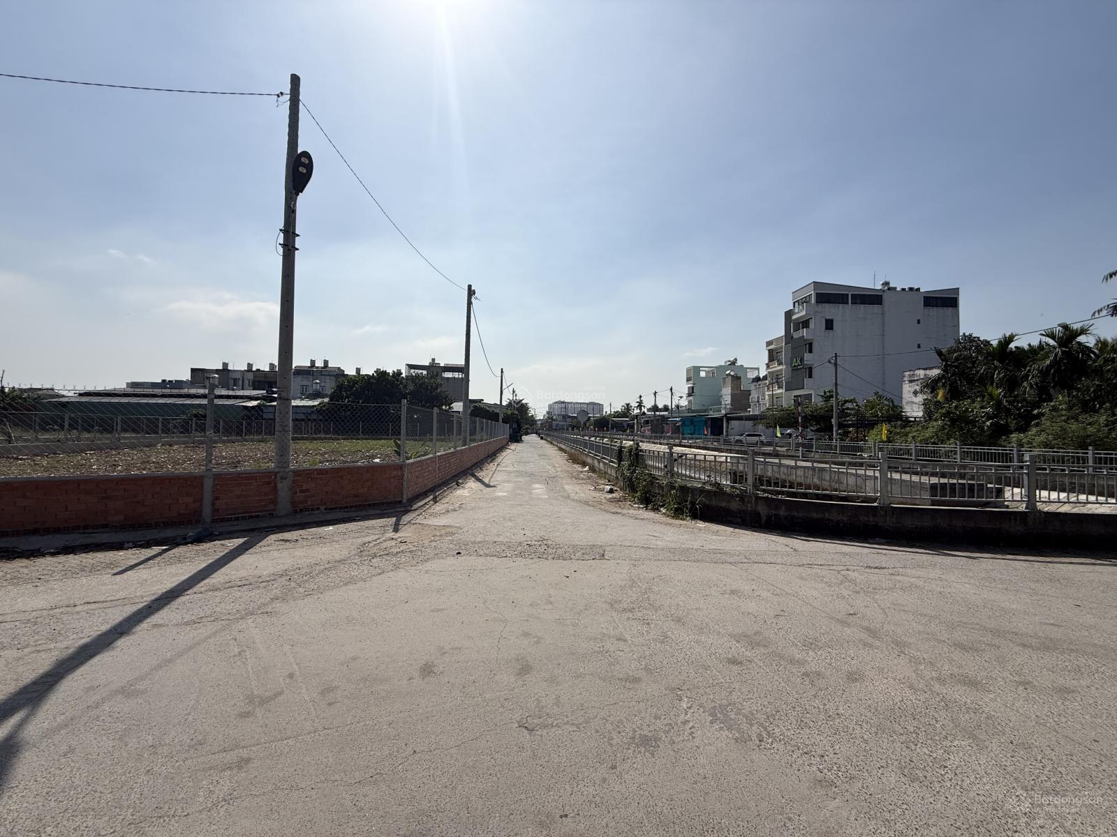 Đất Lô Góc 2 Mặt Tiền Sông và Kênh. 20M x 50M - 861M2 - Sát Ngã Tư Ga - Giáp Gò Vấp.Vị Trí Siêu Đep