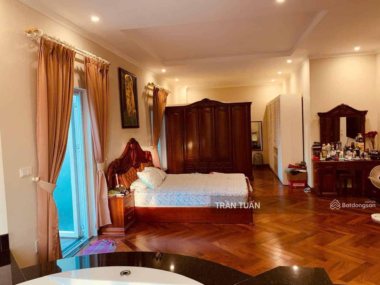 Cho thuê biệt thự Thảo Điền, Quận 2. 320m2, 4 tầng. Hồ bơi và vườn.