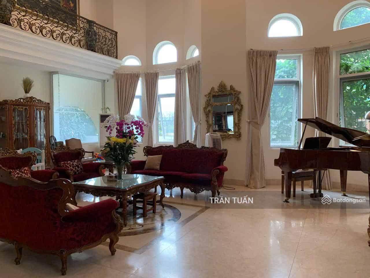 Cho thuê biệt thự Thảo Điền, Quận 2. 320m2, 4 tầng. Hồ bơi và vườn.