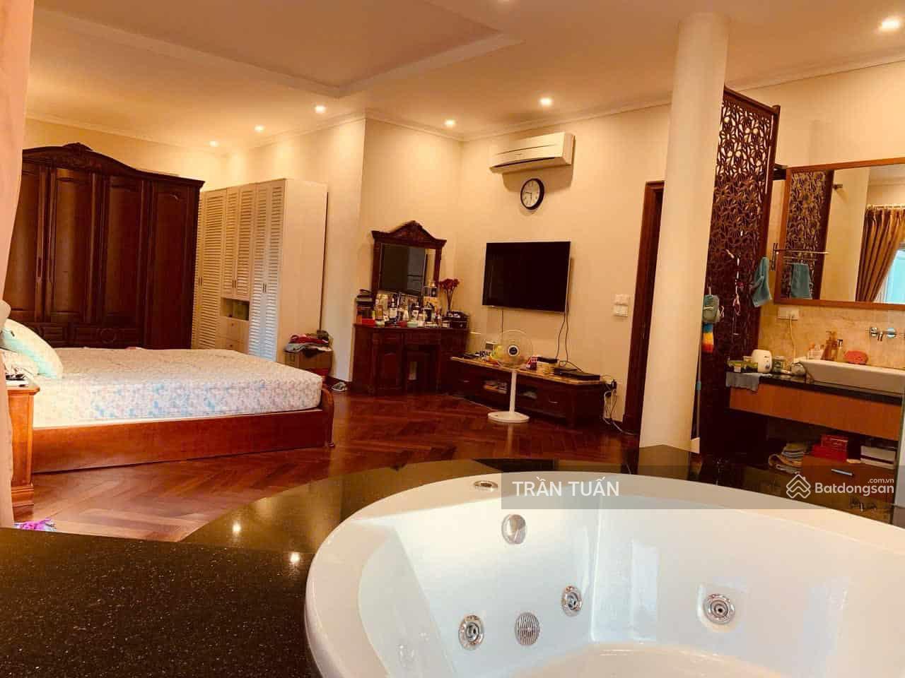 Cho thuê biệt thự Thảo Điền, Quận 2. 320m2, 4 tầng. Hồ bơi và vườn.