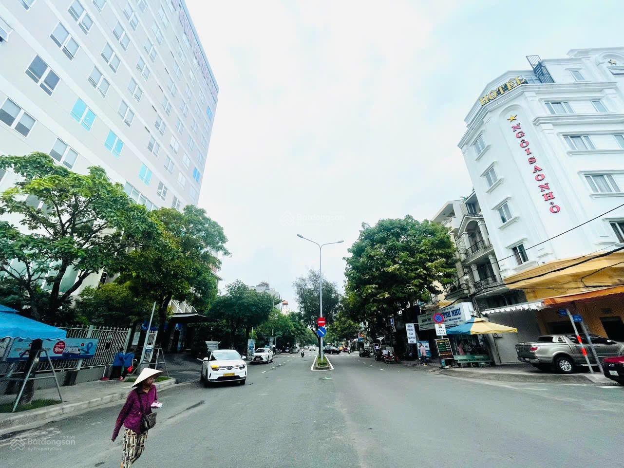 Hiếm bán..vị trí có 1-0-2 căn góc đối diện bệnh viện quốc tế Nam SG..Giá 28,6tỷ(thu nhập 120tr/th)