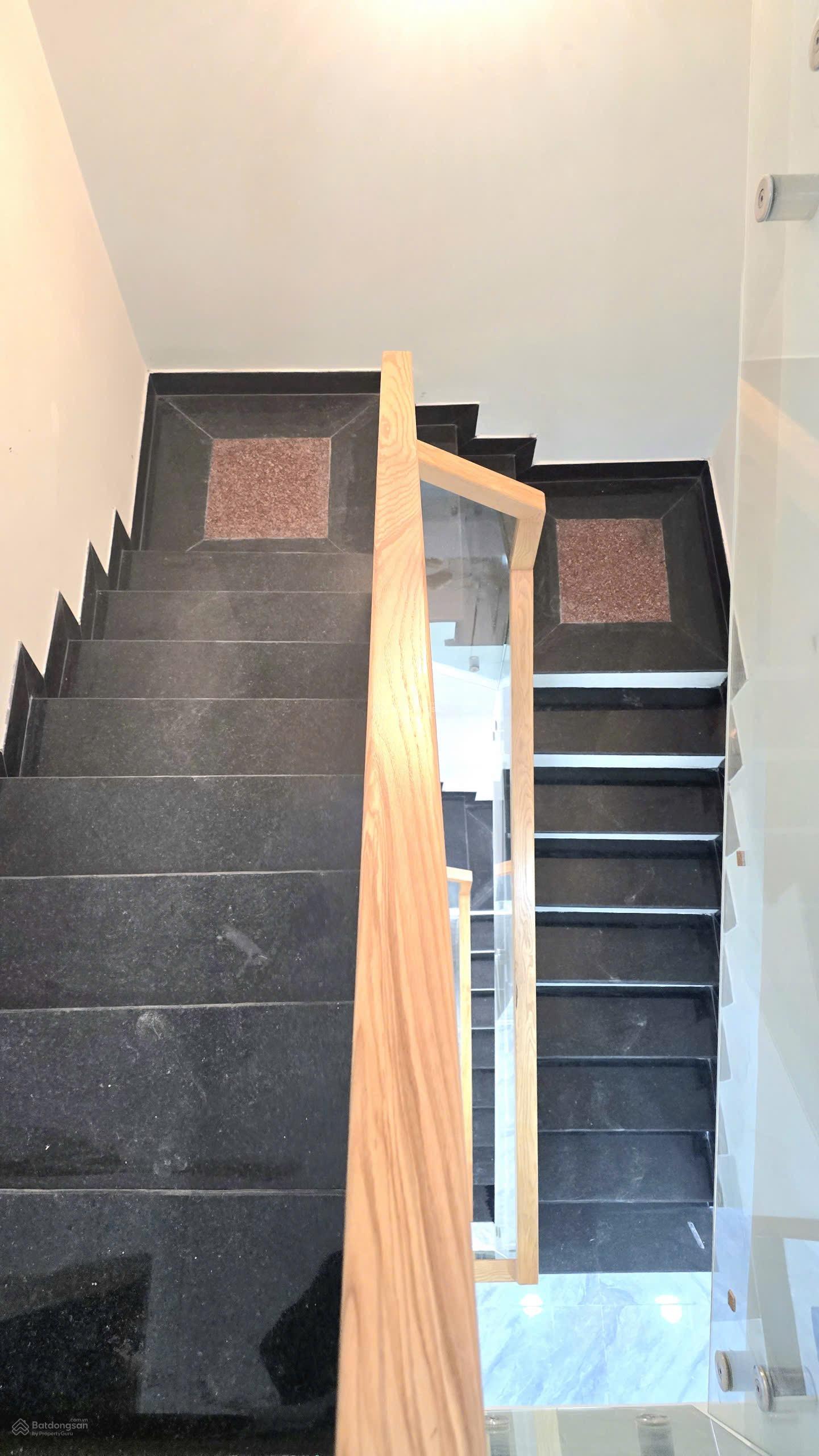 CHỦ Gửi Bán nhà 1 trệt + 2 lầu + 1 tum hẻm xe hơi hẻm 381 đường Lò Lu. Gần Ngay Vinhomes Q9