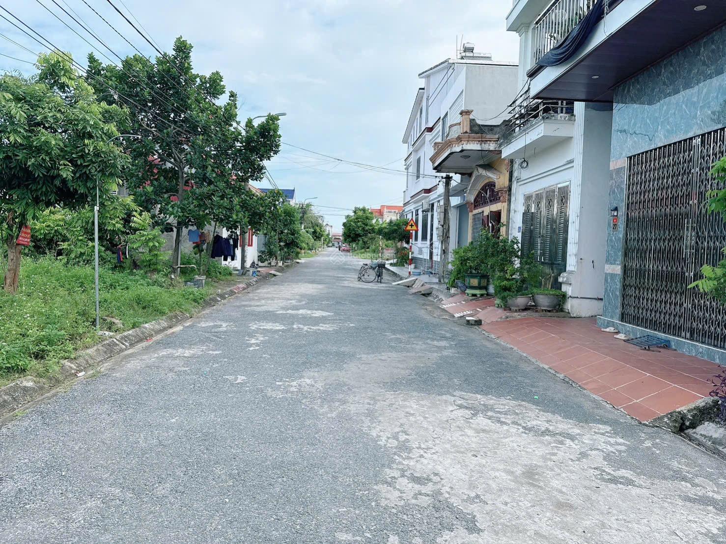 lô mặt đường 10m Tân Thành, Dương Kinh, Hải Phòng. - DT: 82m2 ( ngang 4m )
- Đường thông rộng 10