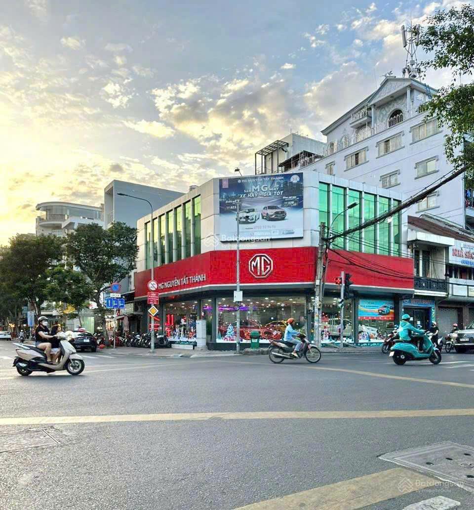 Hạ 42 tỷ gấp! Bán nhà góc 2 mặt tiền đoạn đẹp nhất đường 15 gần chợ Tân Quy Quận 7- 15x10m 4 tầng