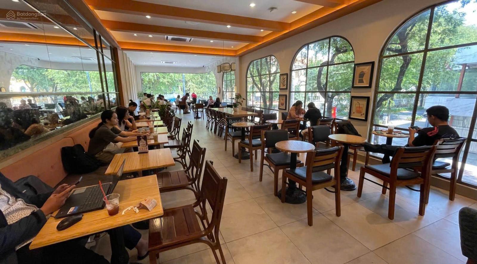 Hạ 42 tỷ gấp! Bán nhà góc 2 mặt tiền đoạn đẹp nhất đường 15 gần chợ Tân Quy Quận 7- 15x10m 4 tầng