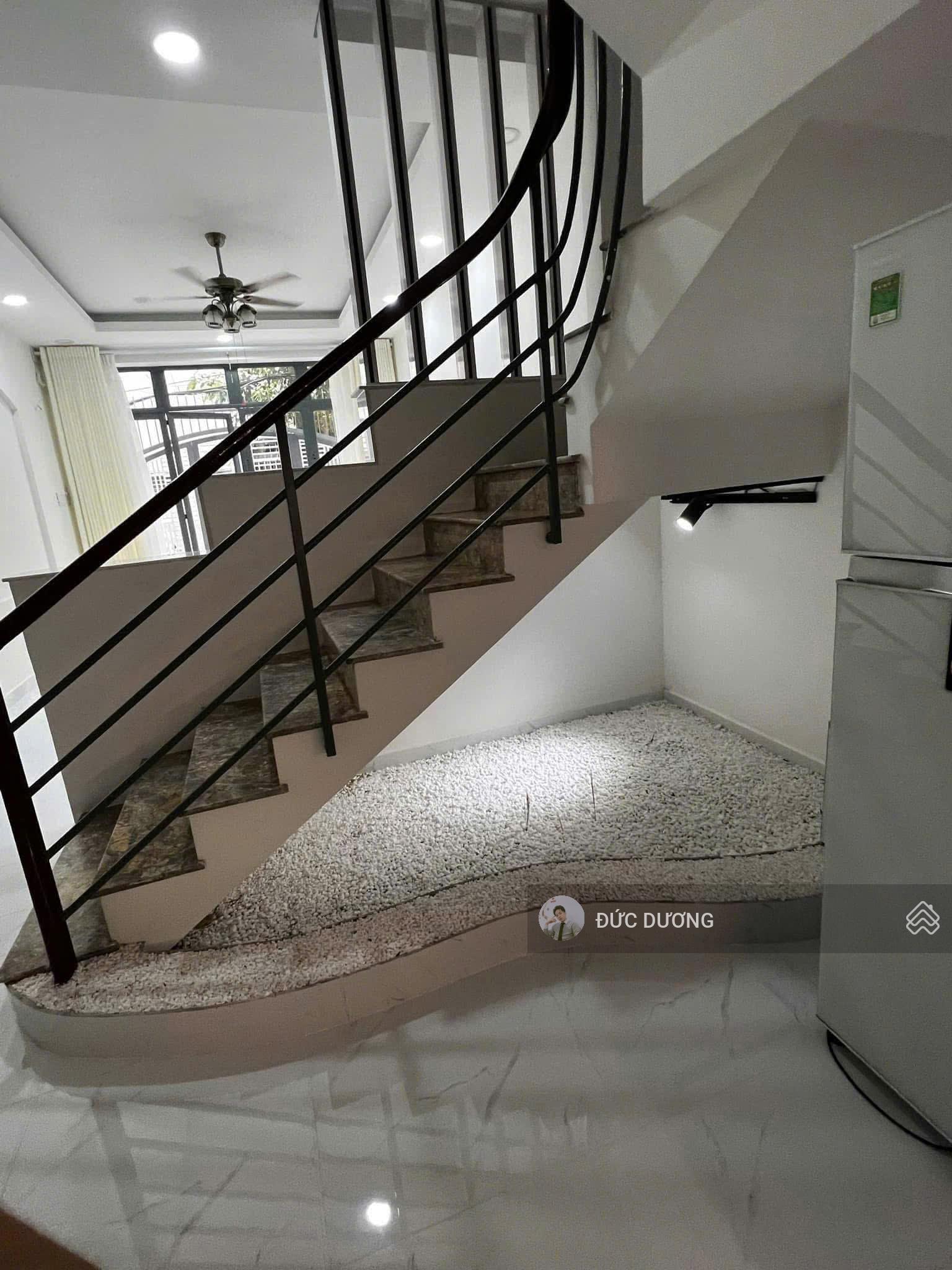 Siêu Phẩm - Vị trí đẹp, cách 2căn ra MT, hẻm oto Thích Quảng Đức,P3,PN. 3tầng- 70m2. Còn 8,9 tỷ TL