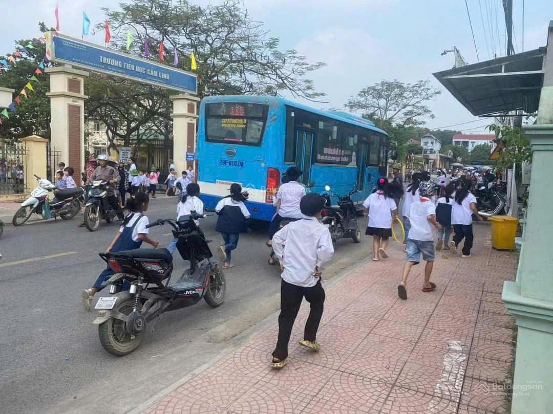 Lô đất 9,5m MT tại Cẩm Lĩnh, cách chợ, trường, UB xã chưa đến 1km, dân cư hiện hữu, gần hồ điều hòa