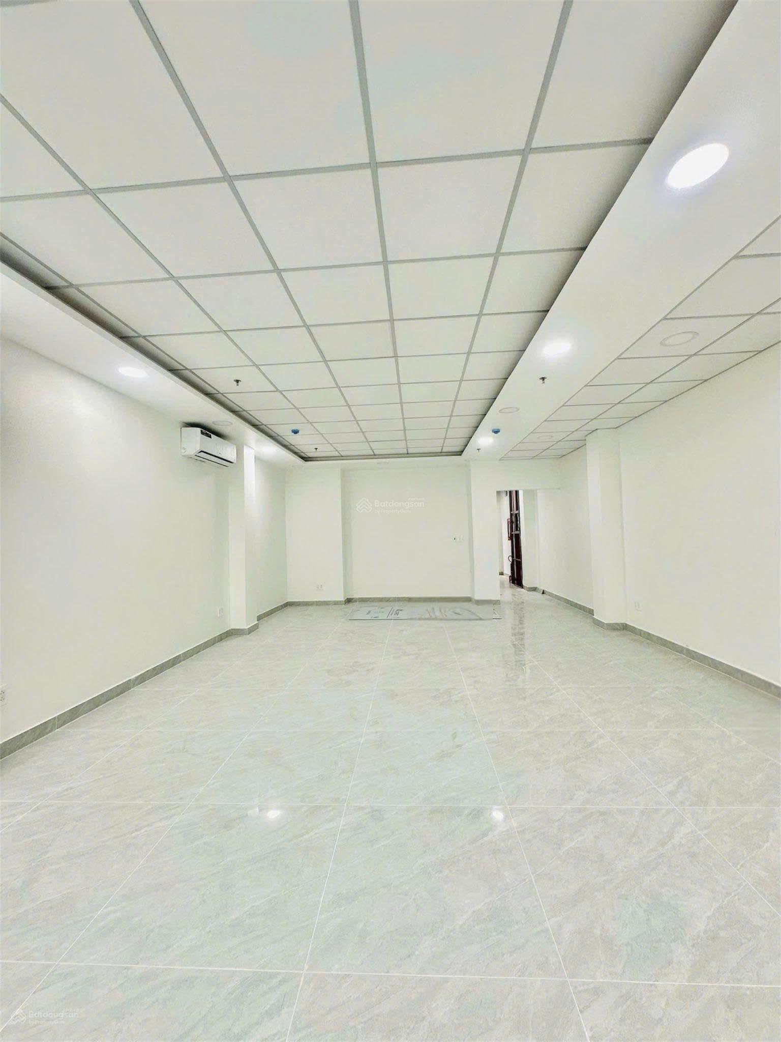 Cho thuê nhà ngang 5m, có tháng máy. Cao Thắng, Quận 3.Gía chỉ 4x triệu.