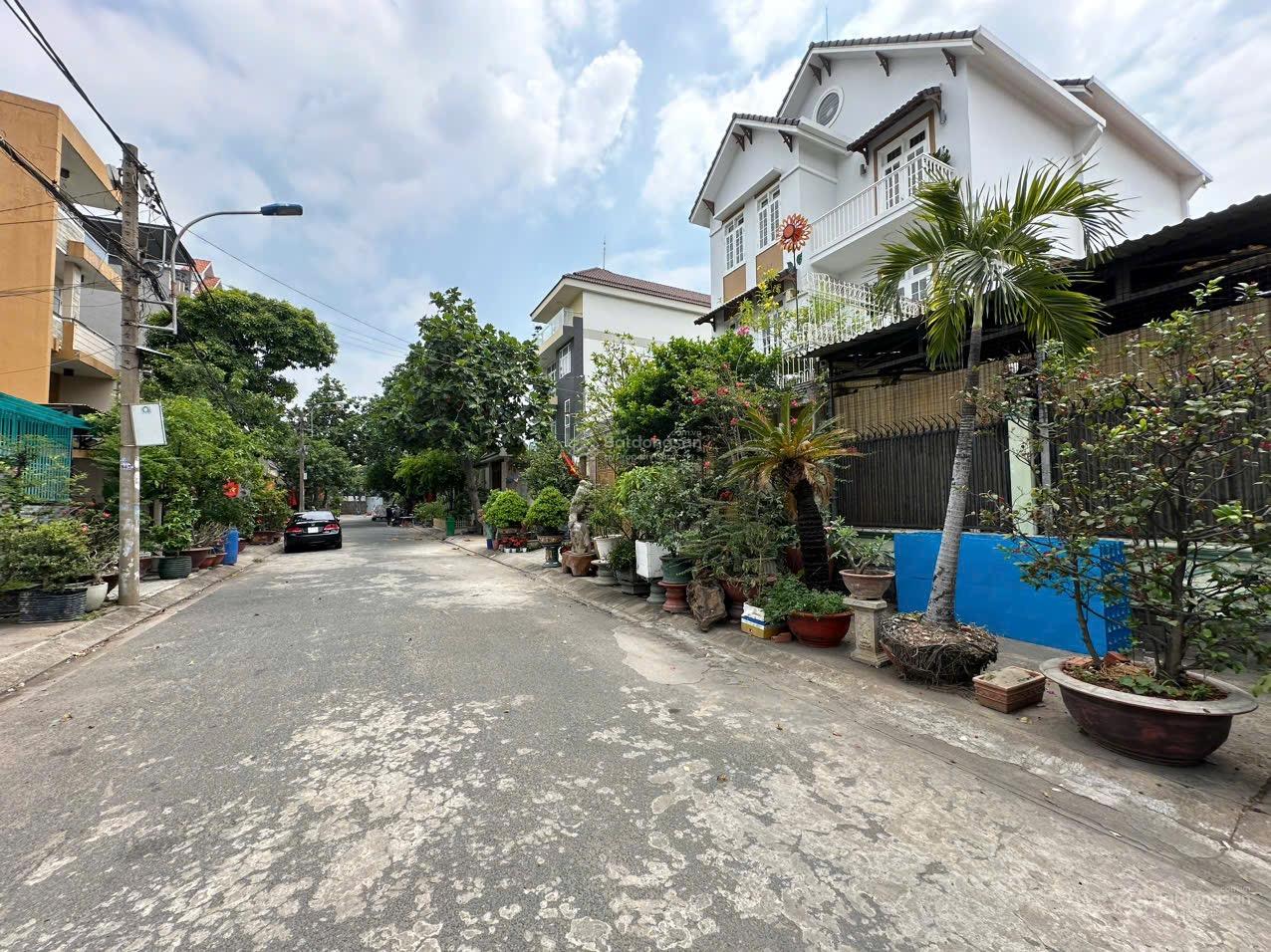 240m2. Ngang 10m. KDC HimLam Trường Thọ. SHR. Gấp bán: 19 tỷ chín.