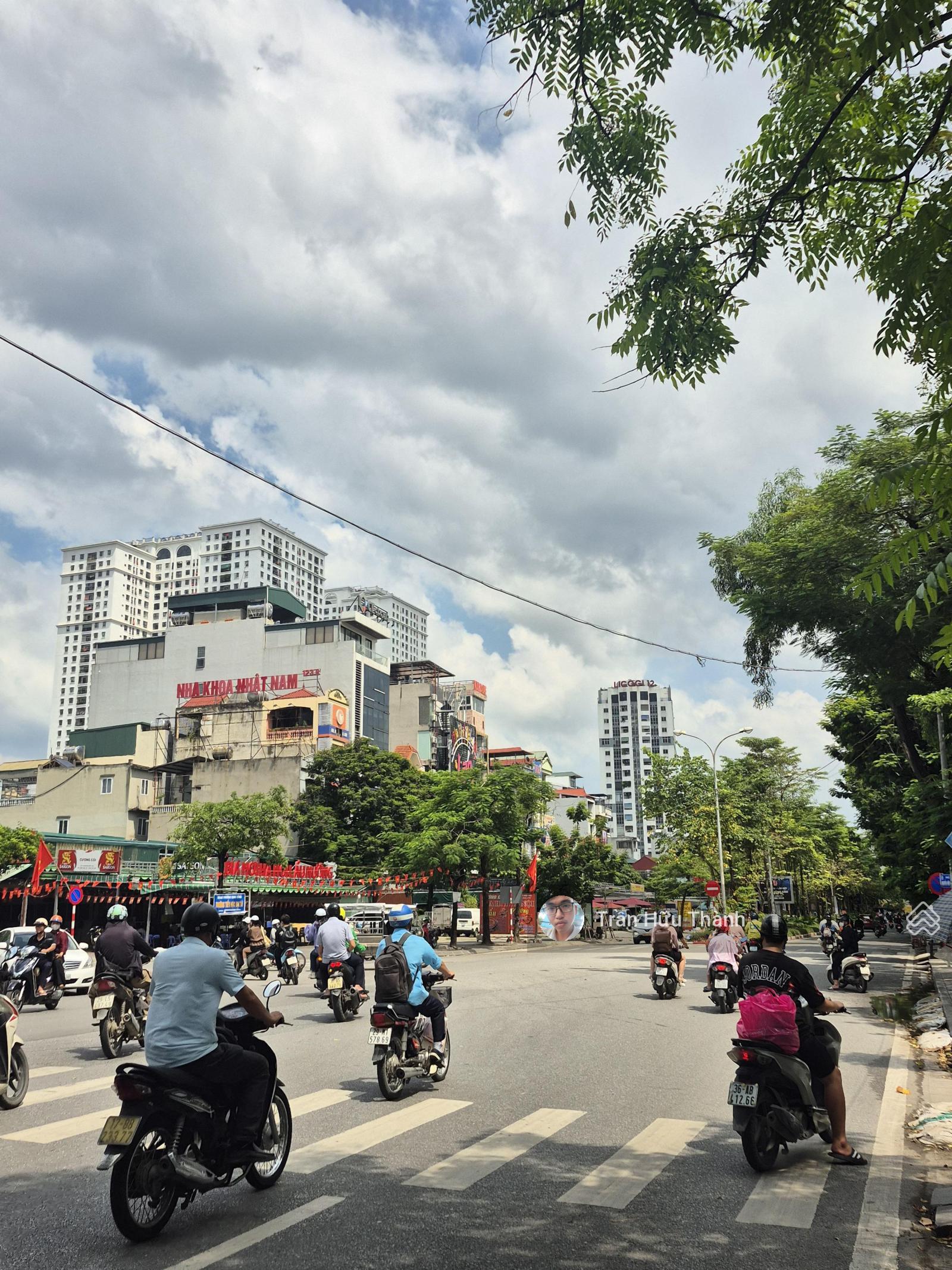 Tòa văn phòng 250m2 - view hồ Linh Đàm. 2 mặt phố - vỉa hè đỗ 10 xe ôtô - di chuyển ngày - đêm