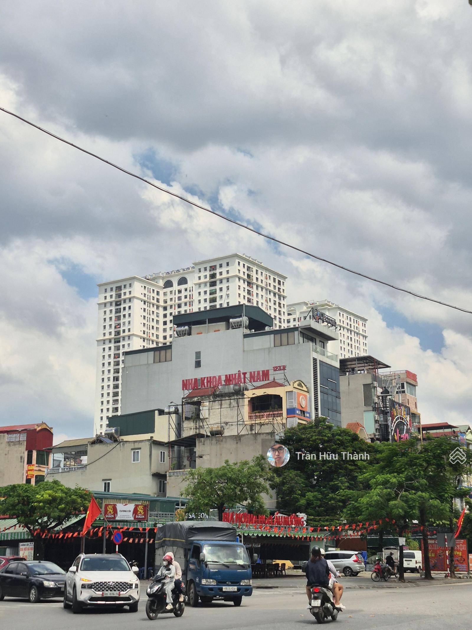 Tòa văn phòng 250m2 - view hồ Linh Đàm. 2 mặt phố - vỉa hè đỗ 10 xe ôtô - di chuyển ngày - đêm