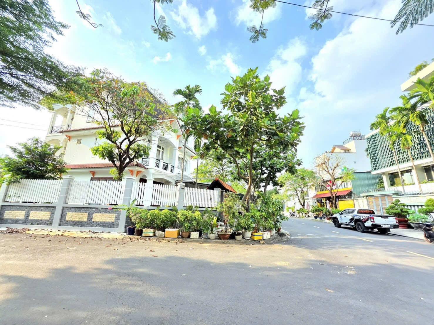 Bán nhà 1 trệt, 2 lầu, góc 3 mặt thoáng, sau lưng nhà là công viên, DT: 213.9m2, giá: 30 tỷ