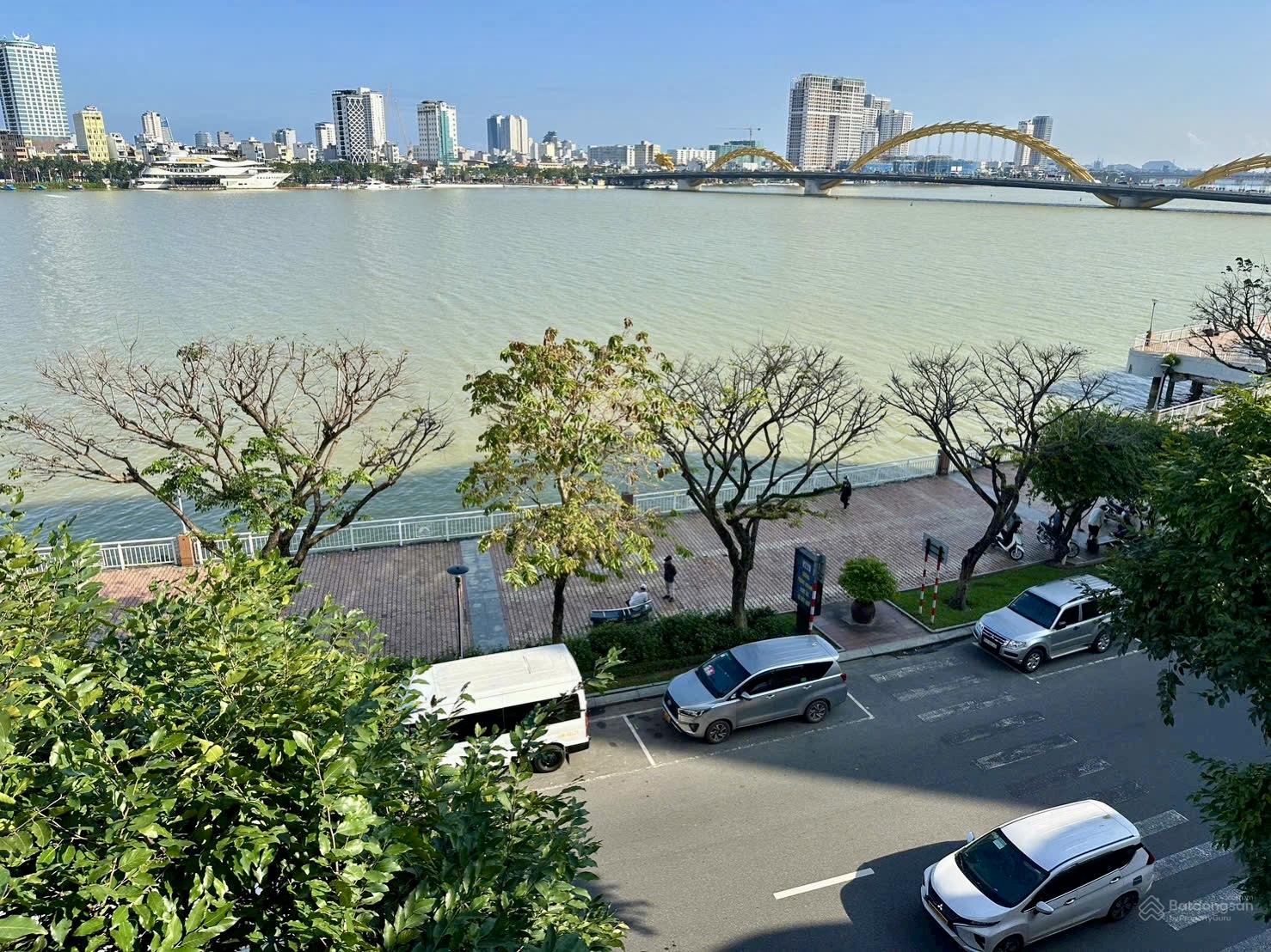Cho thuê nhà mặt tiền Bạch Đằng, Đà Nẵng, 3 tầng, ngang 7m, view sông Hàn, ngay chợ Hàn sầm uất